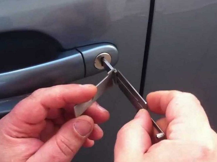 Як відкрити двері машини без ключа, якщо ключі залишились всередині