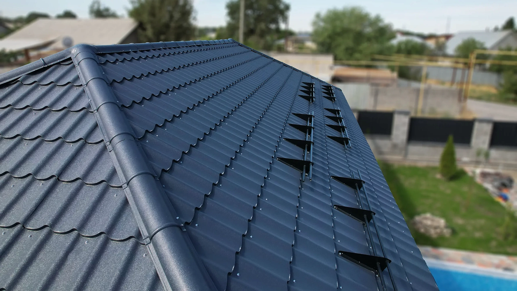 Металлочерепица: что это и почему она так популярна в Украине?