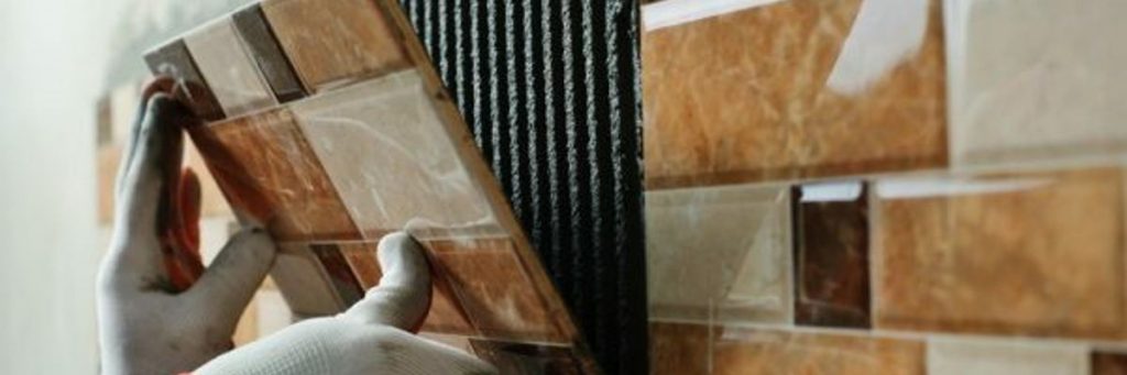 Демонтаж керамічної плитки: чому слід звернутися до кваліфікованого плиточника