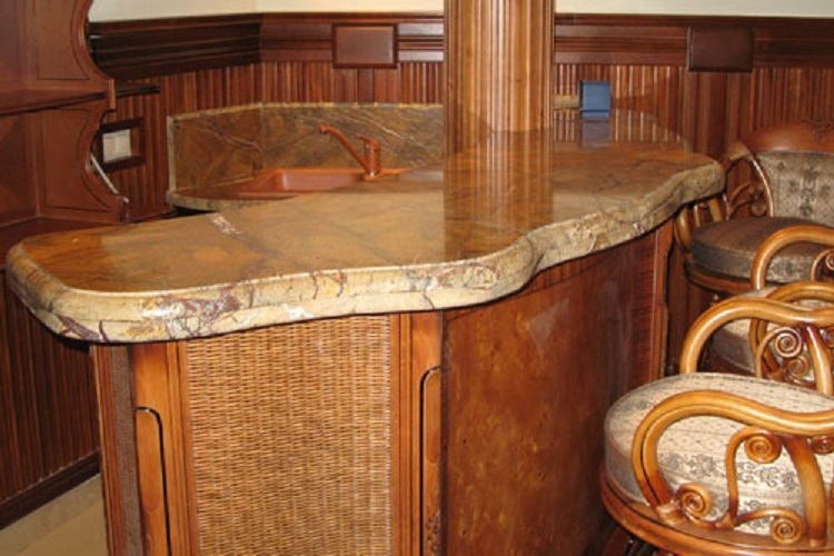 Граніт і мармур: у чому різниця і де кожен матеріал розкривається краще