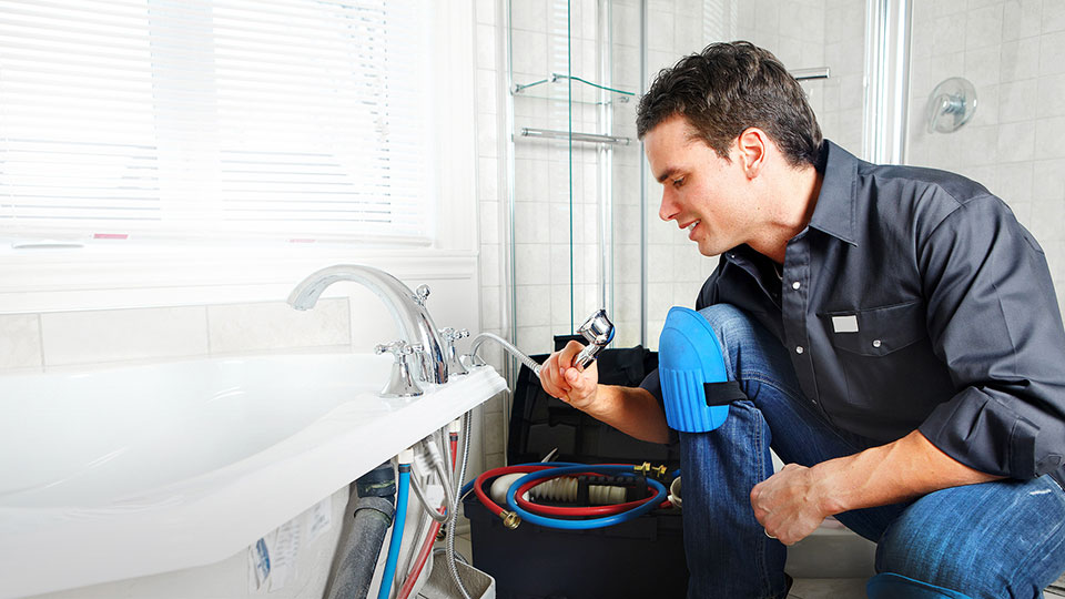 Когда стоит обратиться за помощью к сантехнику в Киеве